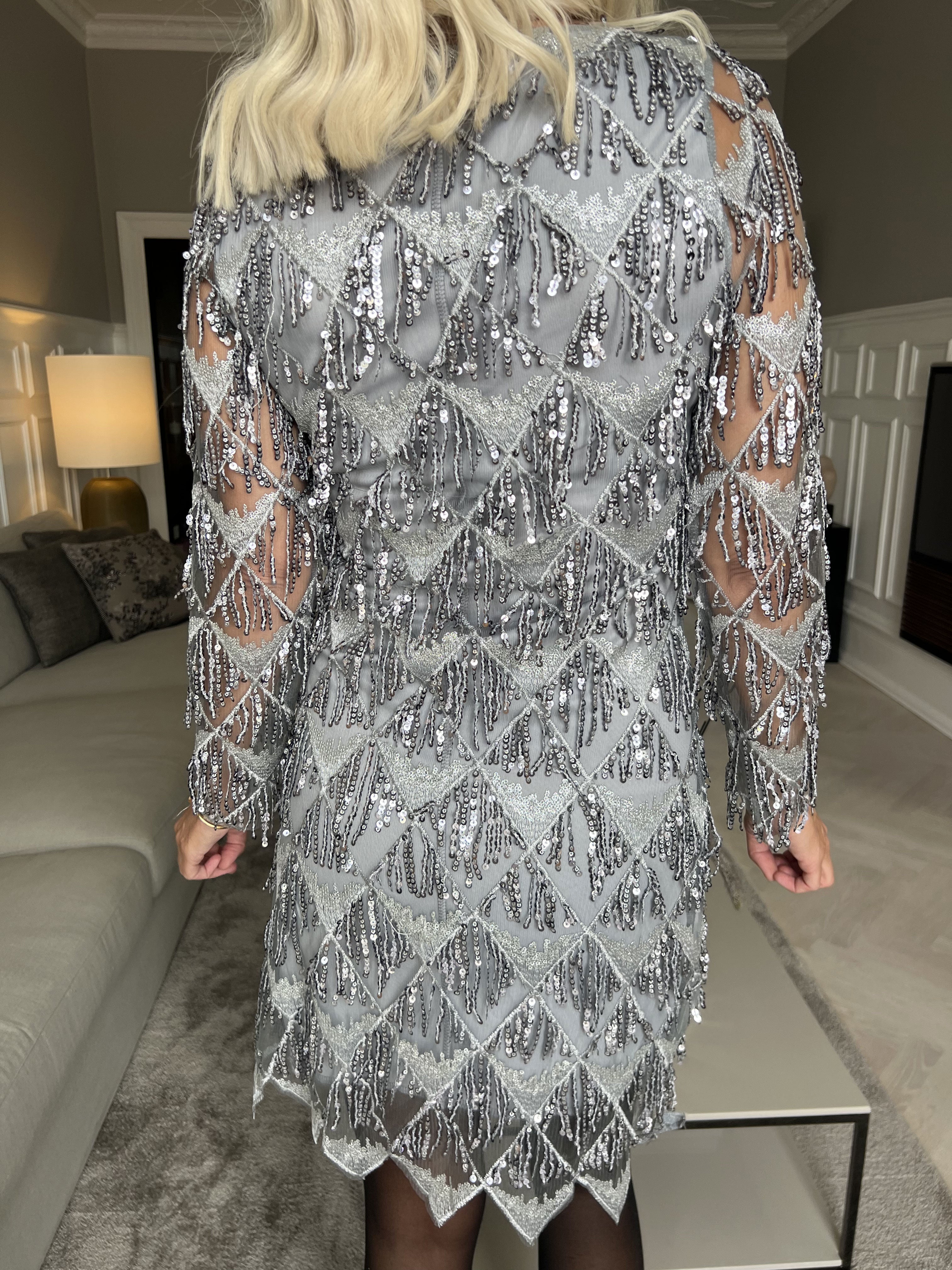 Sofie Long Sleeve - Grå og sølv langærmet kjole med pailletfrynser